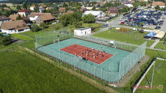 Koupaliště a kemp Lodín Víceúčelové hřiště s umělým povrchem